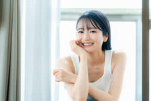 白い歯の女性