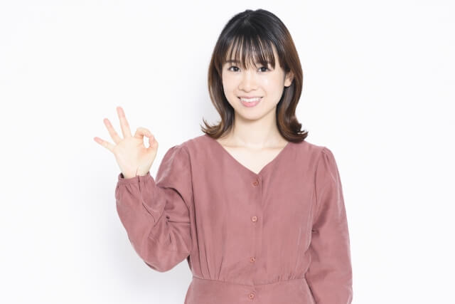 OKサインをする女性