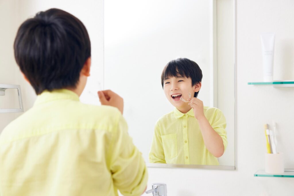 インビザラインのアライナーを着脱する男の子