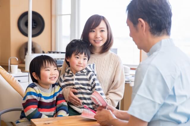 歯科医院でのチェックを受ける母と子供たち