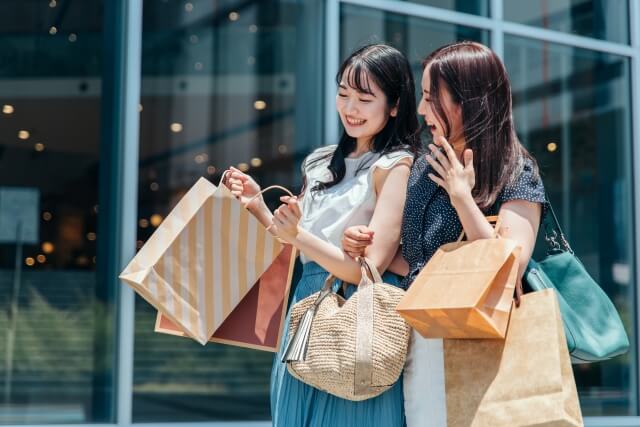 ショッピングを楽しむ二人の女性