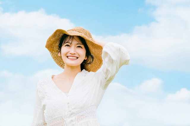 白い服を着て帽子を被った若い女性
