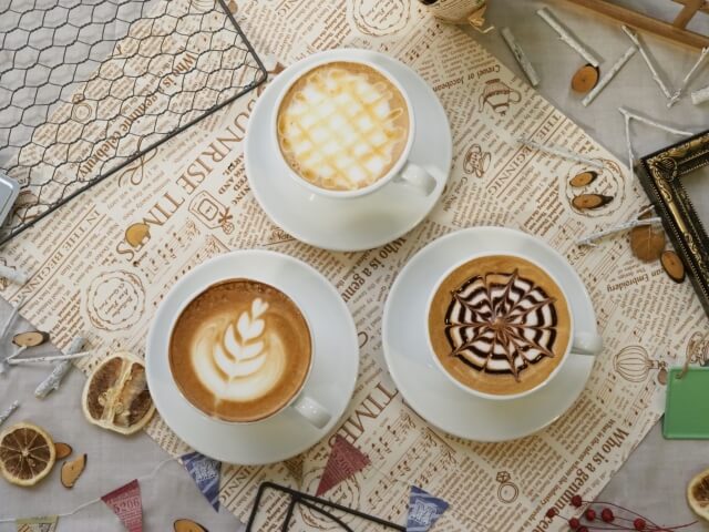 ラテアートの施されたカフェラテ