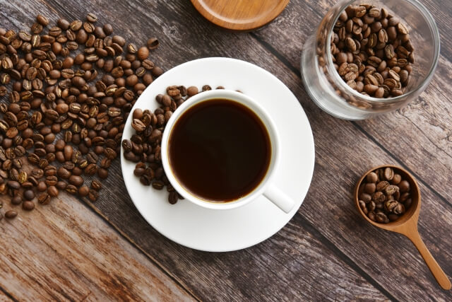 カップに入ったコーヒーとコーヒー豆