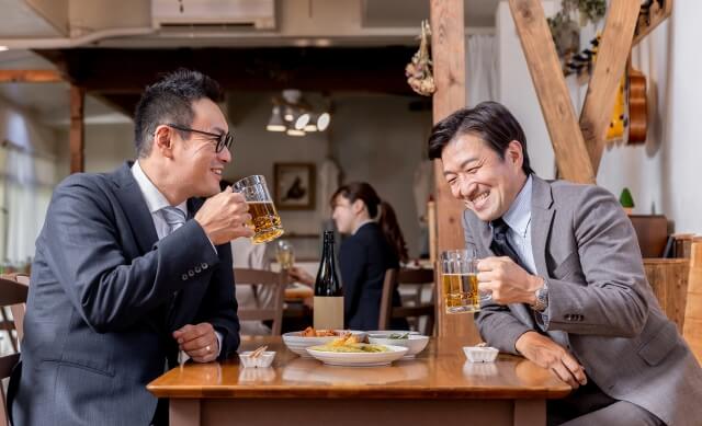 居酒屋でビールを飲むサラリーマン