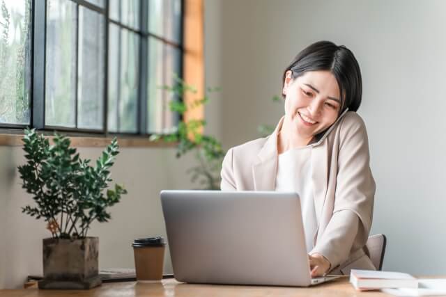 在宅ワークをする女性