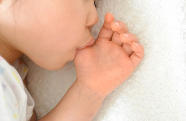 指しゃぶりをする子供