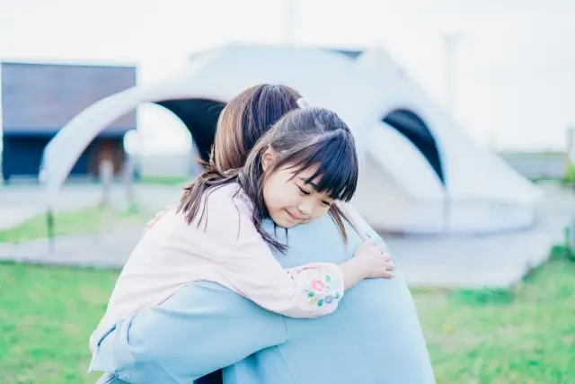 ママとハグをする女の子