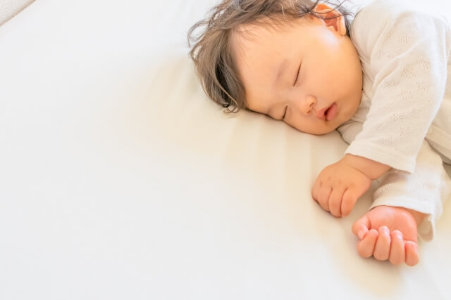 口を開けて眠る赤ちゃん