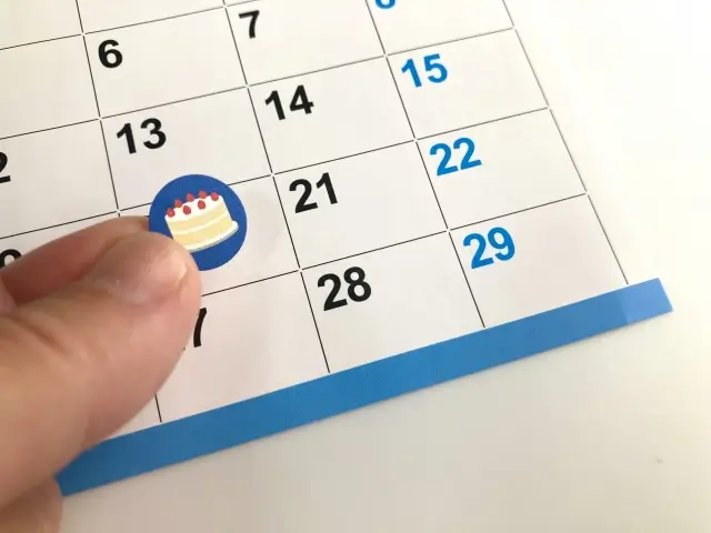 カレンダーにシールを貼る