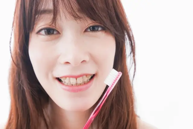 ワイヤー矯正をしている女性