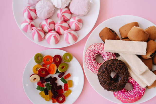 ドーナツ、グミ、マシュマロなどのスイーツ