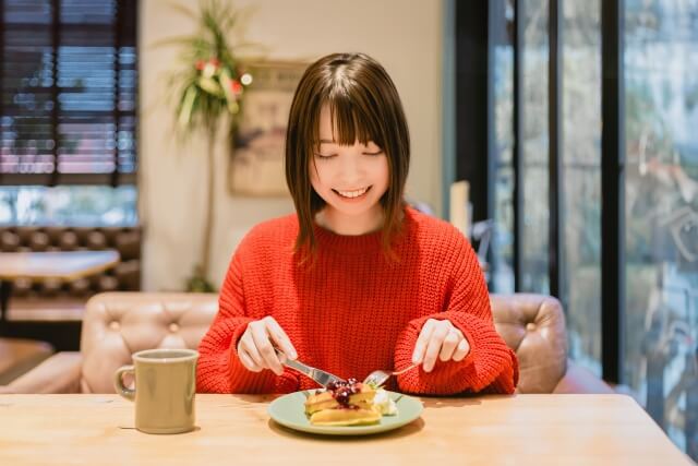 デザートを食べる女性