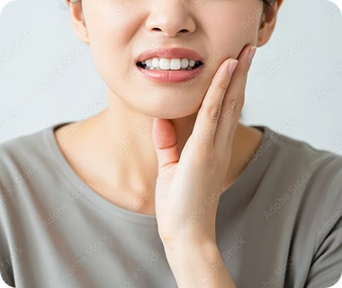 頬に手を添える女性