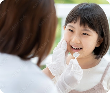 子供が診察されている様子