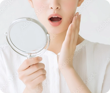 鏡で歯をみる様子