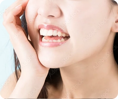 頬に手を添える女性