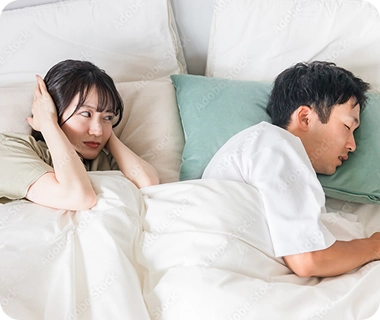 夫のいびきで眠れない女性
