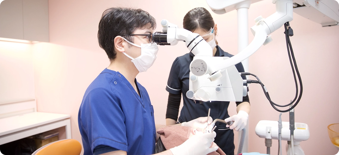 精密機器を使用して治療する様子