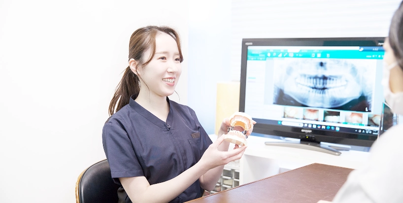 模型を用いて説明する様子