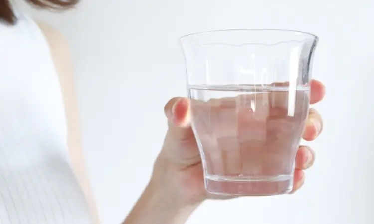 飲み物は水にする