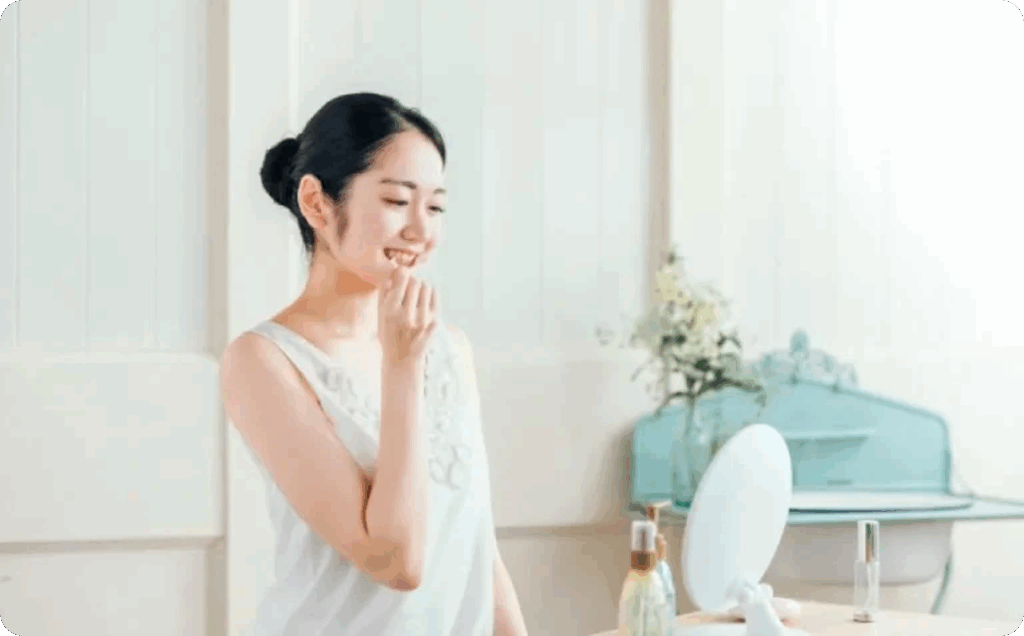 歯を見る女性