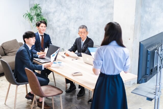 ビジネスパートナーにプレゼンを行う女性