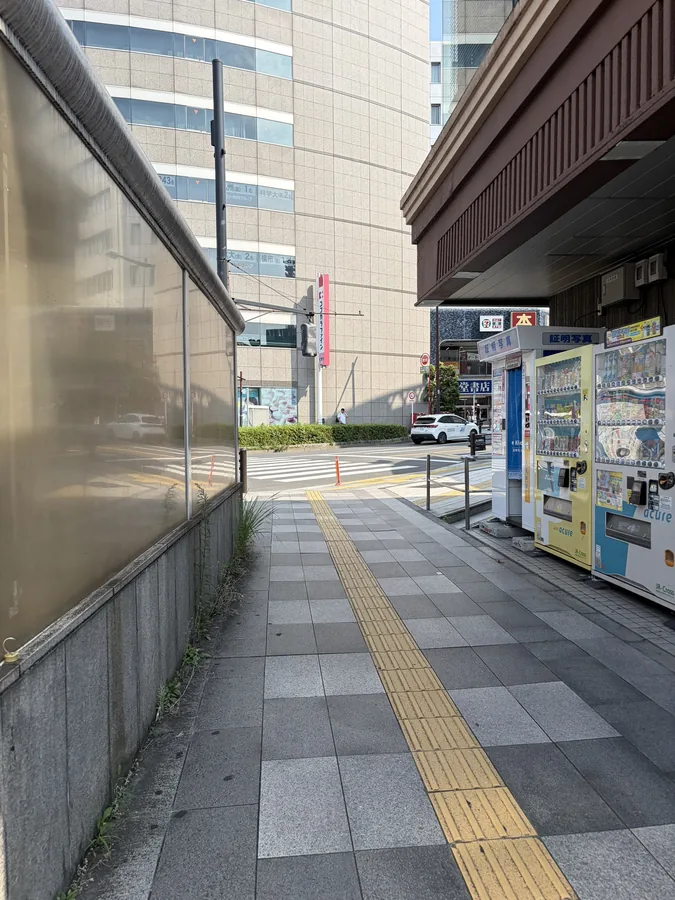 地下鉄から ステップ6：駅前の歩道を進みます