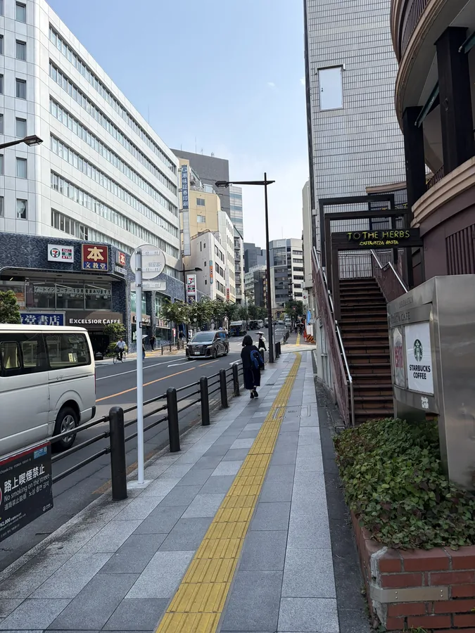 JR線から ステップ2：大通り沿いの歩道を進みます