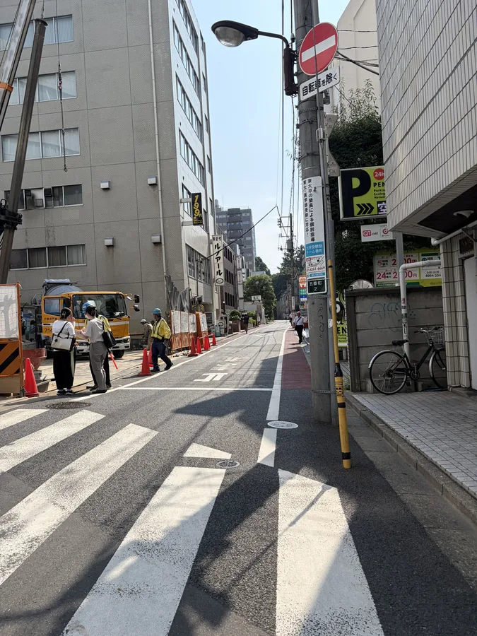 JR線から ステップ4：正面の細い道に入ります