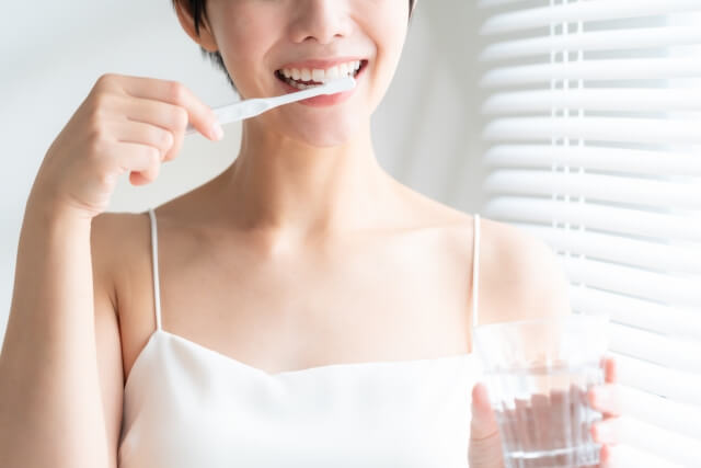 歯磨きをする女性の口元