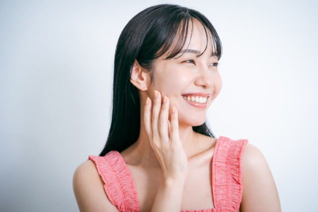 美しい歯並びで微笑む女性